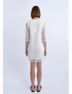 Vestido corto de media manga con flores bordadas