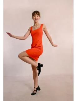 Vestido corto de tirantes con abertura
