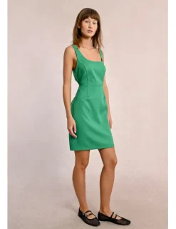 Vestido corto de tirantes con abertura
