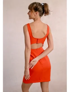 Vestido corto de tirantes con abertura