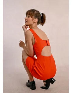 Vestido corto de tirantes con abertura