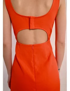 Vestido corto de tirantes con abertura