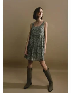 Vestido corto sin manga con estampado y volantes