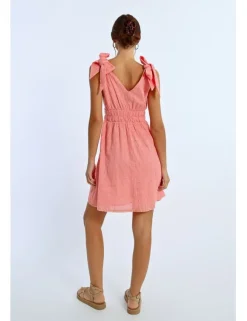 Vestido corto sin manga con lazada
