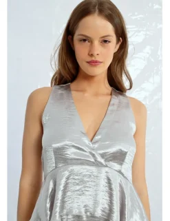 Vestido corto sin manga con volantes