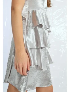 Vestido corto sin manga con volantes