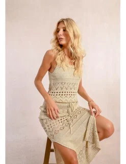 Vestido corto sin manga en punto calado