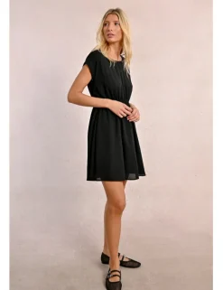 Vestido de manga corta con pliegues