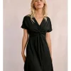 Vestido de manga corta detalle de nudo