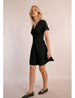 Vestido de manga corta detalle de nudo
