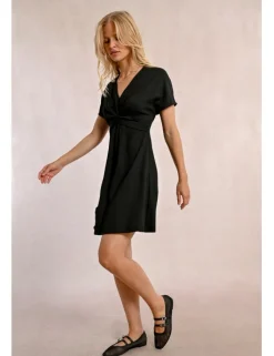 Vestido de manga corta detalle de nudo