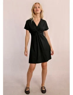 Vestido de manga corta detalle de nudo