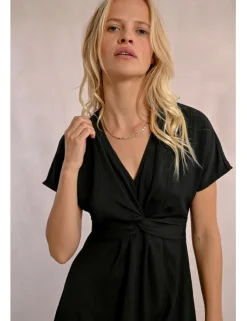 Vestido de manga corta detalle de nudo