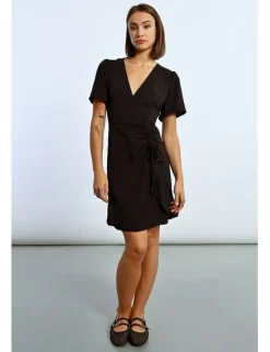 Vestido de manga corta drapeado