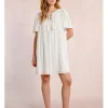 Vestido de manga corta en tejido calado