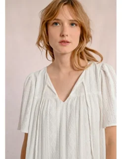 Vestido de manga corta en tejido calado