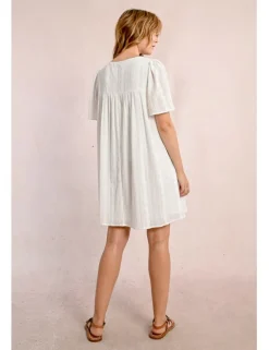 Vestido de manga corta en tejido calado