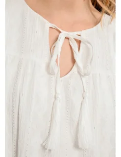 Vestido de manga corta en tejido calado