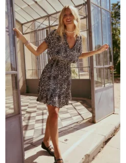Vestido de manga mariposa con estampado y volantes