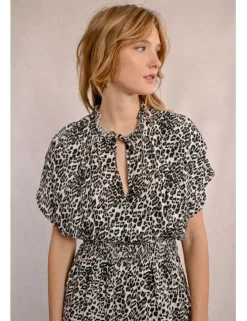 Vestido de manga mariposa con estampado y volantes