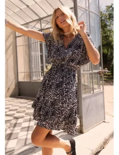 Vestido de manga mariposa con estampado y volantes