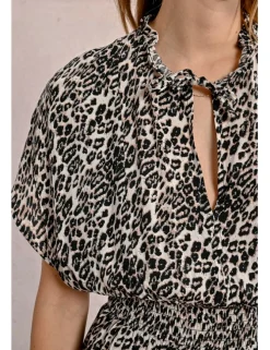 Vestido de manga mariposa con estampado y volantes