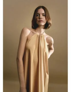 Vestido largo con escote halter en tejido satinado