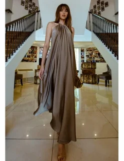Vestido largo con escote halter en tejido satinado