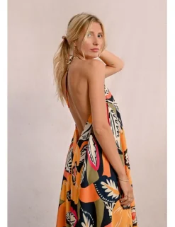Vestido largo con estampado y cuello halter