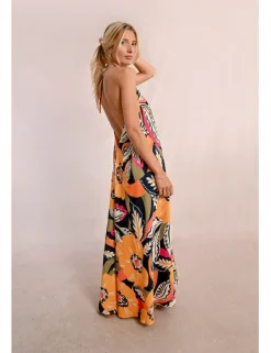 Vestido largo con estampado y cuello halter
