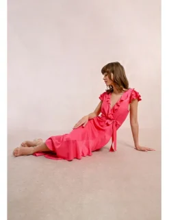 Vestido largo de manga corta y volantes