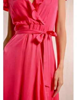 Vestido largo de manga corta y volantes