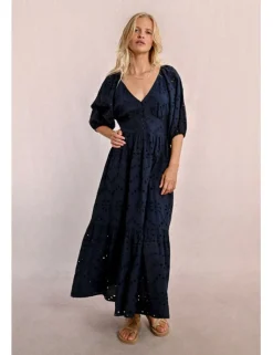 Vestido largo de manga corta en tejido calado