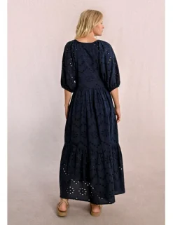 Vestido largo de manga corta en tejido calado