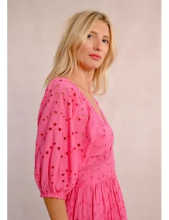 Vestido largo de manga corta en tejido calado