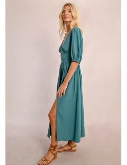 Vestido largo de manga corta con pliegues