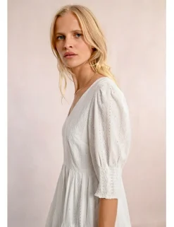 Vestido largo en tejido bordado con volantes