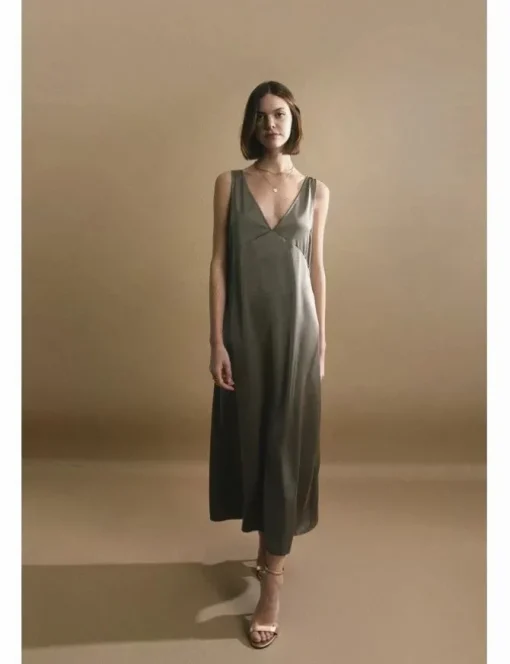 Vestido largo sin manga en tejido satinado
