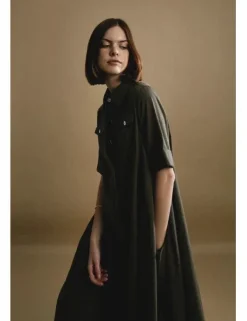 Vestido midi de manga corta con bolsillos