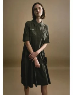 Vestido midi de manga corta con bolsillos