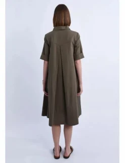 Vestido midi de manga corta con bolsillos
